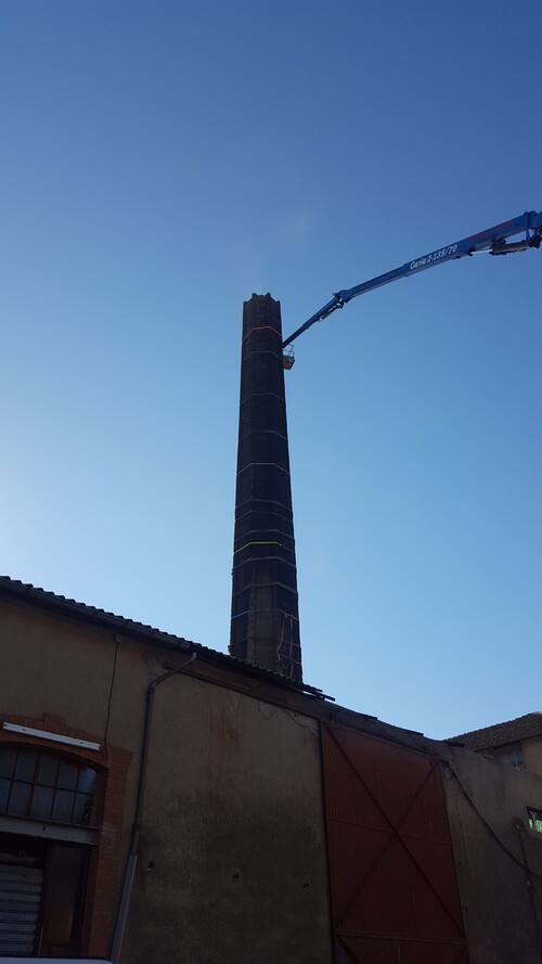 - Démolition de la cheminée de l'usine du Rey 