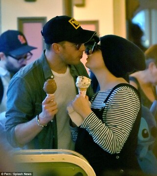 Résultat de recherche d'images pour "ginnifer goodwin josh dallas kiss"