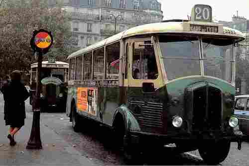 1960 env. Le bus 20, direction gare de Lyon Paris.jpg