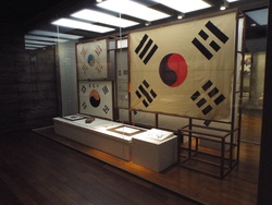 Musée national de l'histoire de Corée, drapeaux à l'essai