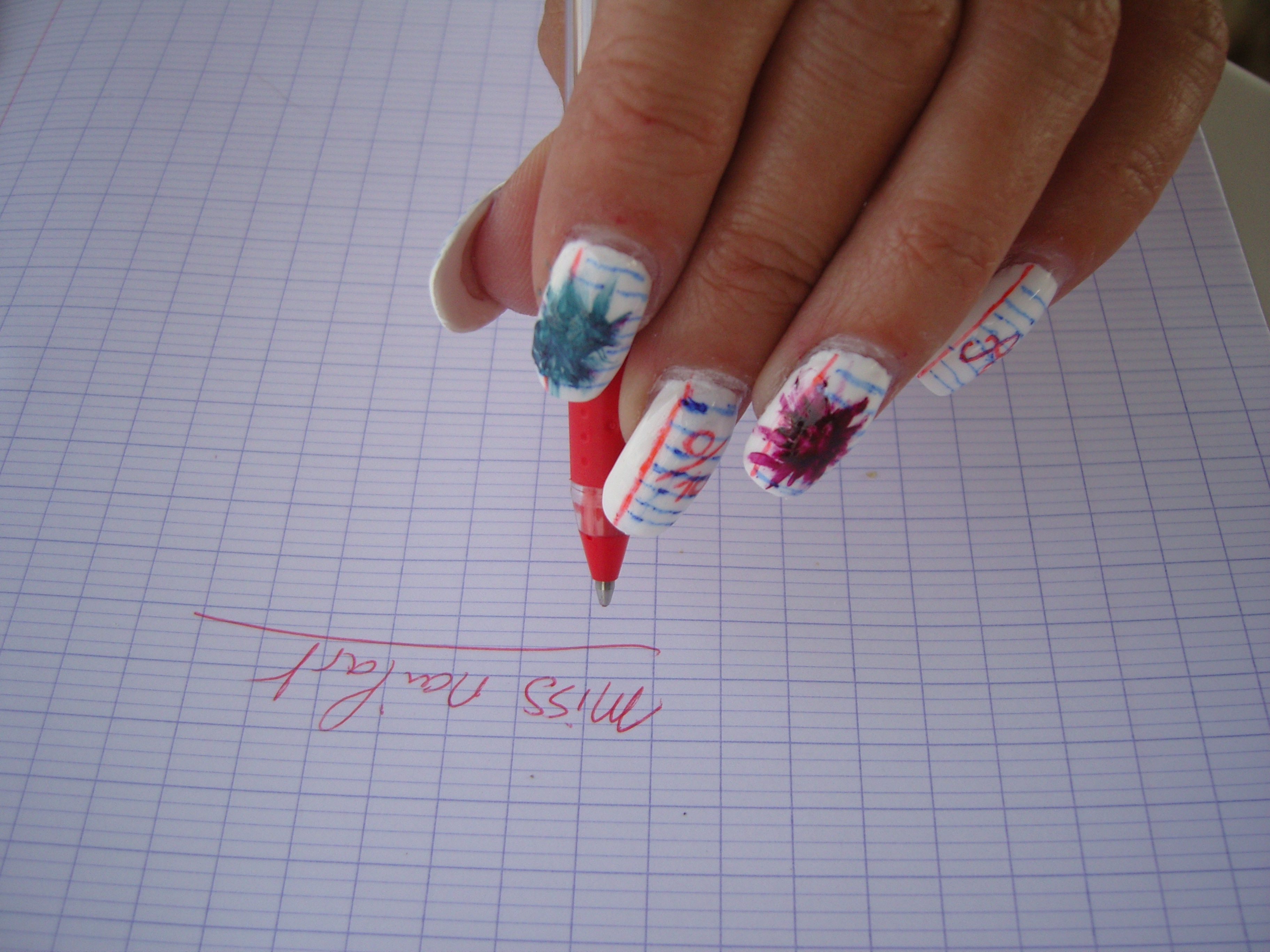 Tutoriel : Utiliser stylo et crayon en nail art (pas à pas) - Marina Nail  Art
