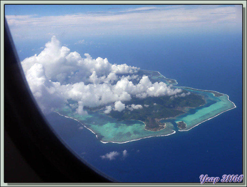 Départ pour l'île de Maupiti : survol de l'île Huahine prise dans les nuages - Polynésie française