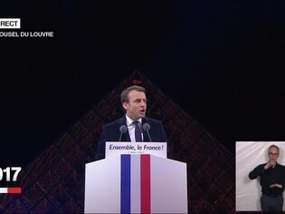 L'image d'Emmanuel Macron devant la pyramide du Louvre a do... - Closer