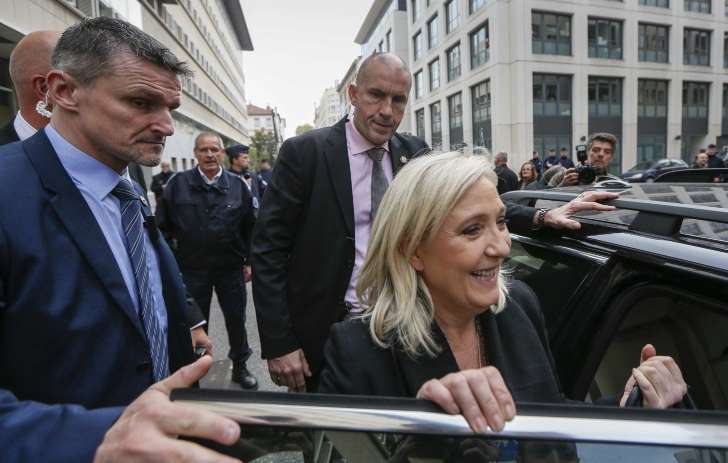 figarofr: Mardi 20 octobre. Marine Le Pen quitte, souriante, le TGI de Lyon.