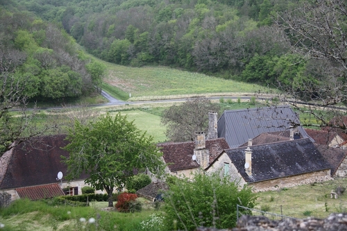 A deux pas de la grotte de Lascaux en Dordogne et 20km de Sarlat, le village de St-Amand de Coly, magnifiquement restauré et classé "Plus Beau Village de France" comporte plusieurs maisons et pigeonniers typiques du Périgord Noir mais surtout une majestueuse abbatiale du XIIe siècle considérée comme la plus belle église fortifiée du Périgord. Lauzes grises, pierres jaunes, ocres, l’église de l’ancienne abbaye de St-Amand de Coly est l’archétype du sanctuaire fortifié. De la tour-donjon abritant une chambre de défense, aux logettes de guet dissimulées dans le transept, l’ensemble impressionne. Les remparts et les multiples points de défense de l’église donnent l’idée de l’importance de cette abbaye augustinienne qui a régné sur de vastes territoires et résisté aux épreuves de la guerre de Cent Ans ainsi qu’aux guerres de religions.