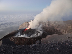 Mini-éruption et dégagement de fumées dans le cratère du Semeru