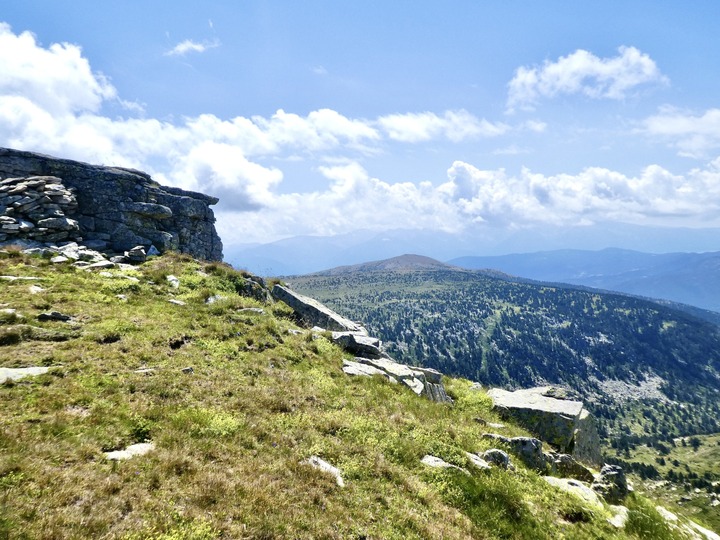 Peut être une image de montagne