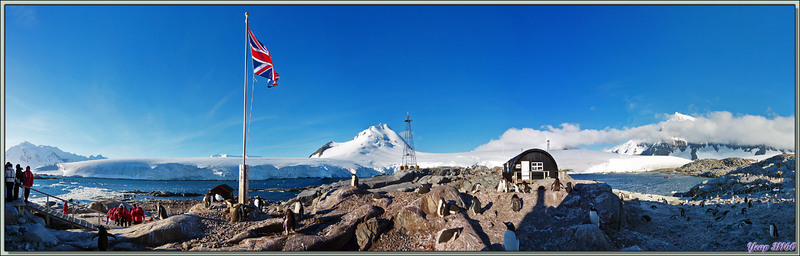 Le drapeau britannique flotte sur Port Locroy et ses manchots papous - Ile Goudier - Neumayer Channel - Péninsule Antarctique