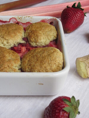 Cobbler rhubarbe, fraises et gingembre