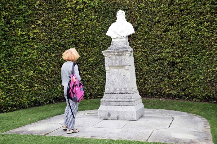 J1 - Amboise - Château royal - Les jardins - Statue de Léonard de Vinci