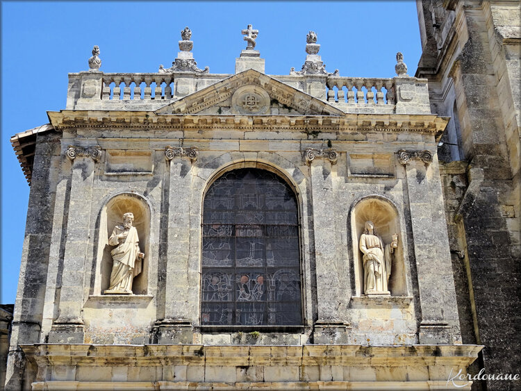 Photo de la façade et statues (N.D. de Verdelais)