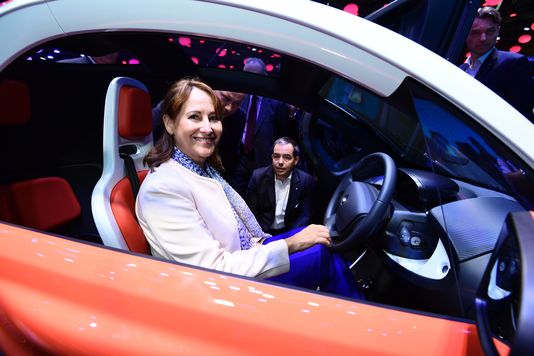 La ministre de l’environnement Ségolène Royal au volant de la voiture électrique Twizy 45 de Renault, le 1er octobre au mondial de l’automobile.