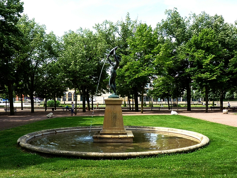 Les fontaines de Metz / La Nymphe de la République...