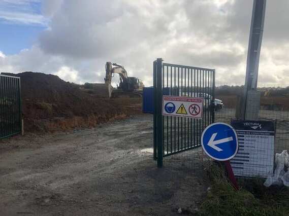 À Briec, près de Quimper (Finistère), les travaux de terrassement sur le site de la future plateforme Amazon ont commencé mi-octobre 2021.