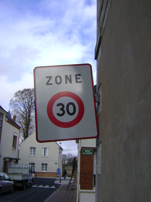 Le panneau « Zone 30 » de la rue des Déportés (ou, plus dure sera la chute)