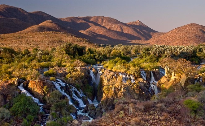 Les cascades d'Epupa falls, sur la rivière Kunene, qui marque la frontière  entre l'Angola et la Namibie - François Vagnon | photographies |  photofragments.fr