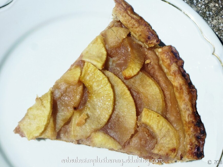 Tarte aux pommes sur lit de compote de rhubarbe