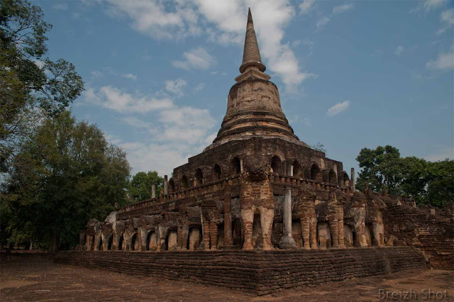 Wat Chang Lom, Le chedi aux éléphants - Les éléphants entourent le chedi Wat Chang Lom, Le chedi aux éléphants - Les éléphants entourent le chedi