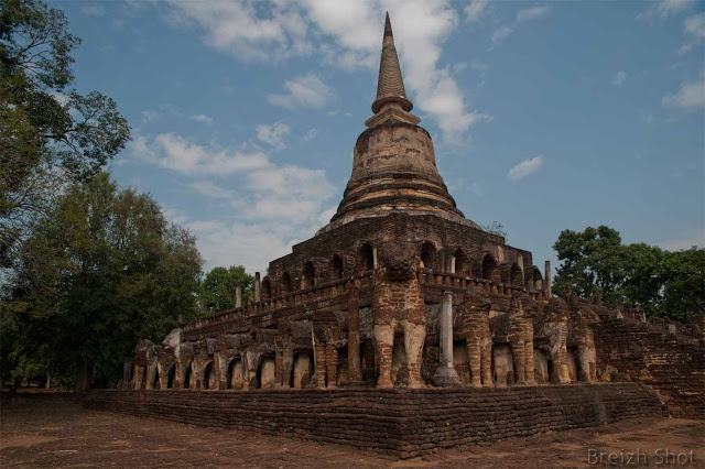 Wat Chang Lom, Le chedi aux éléphants - Les éléphants entourent le chedi