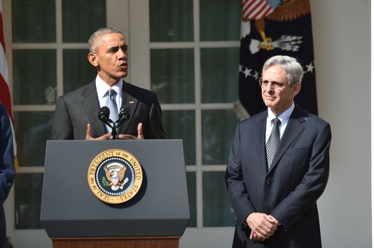 Merrick Garland, loué par les élus des deux camps, a été nommé juge en chef de la Cour d’appel de Washington par le président Bill Clinton en 1997.