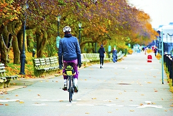 ny_cyclists_and_joggers_riverside_park_fall_2009_10_107