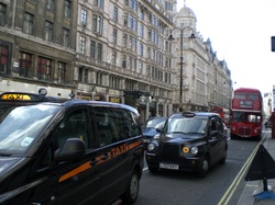 Les célèbres taxis et bus londoniens...