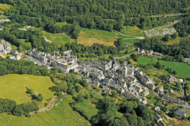 Village de Saint-Chély d’Aubrac, vue du ciel, Aveyron © C. Bousquet - CD12 