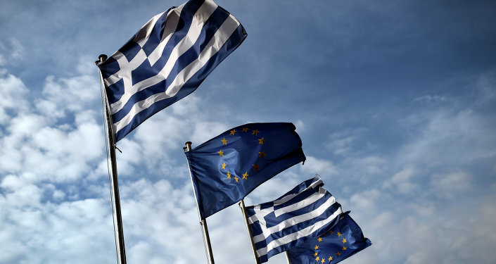 Les drapeaux grecs et européens