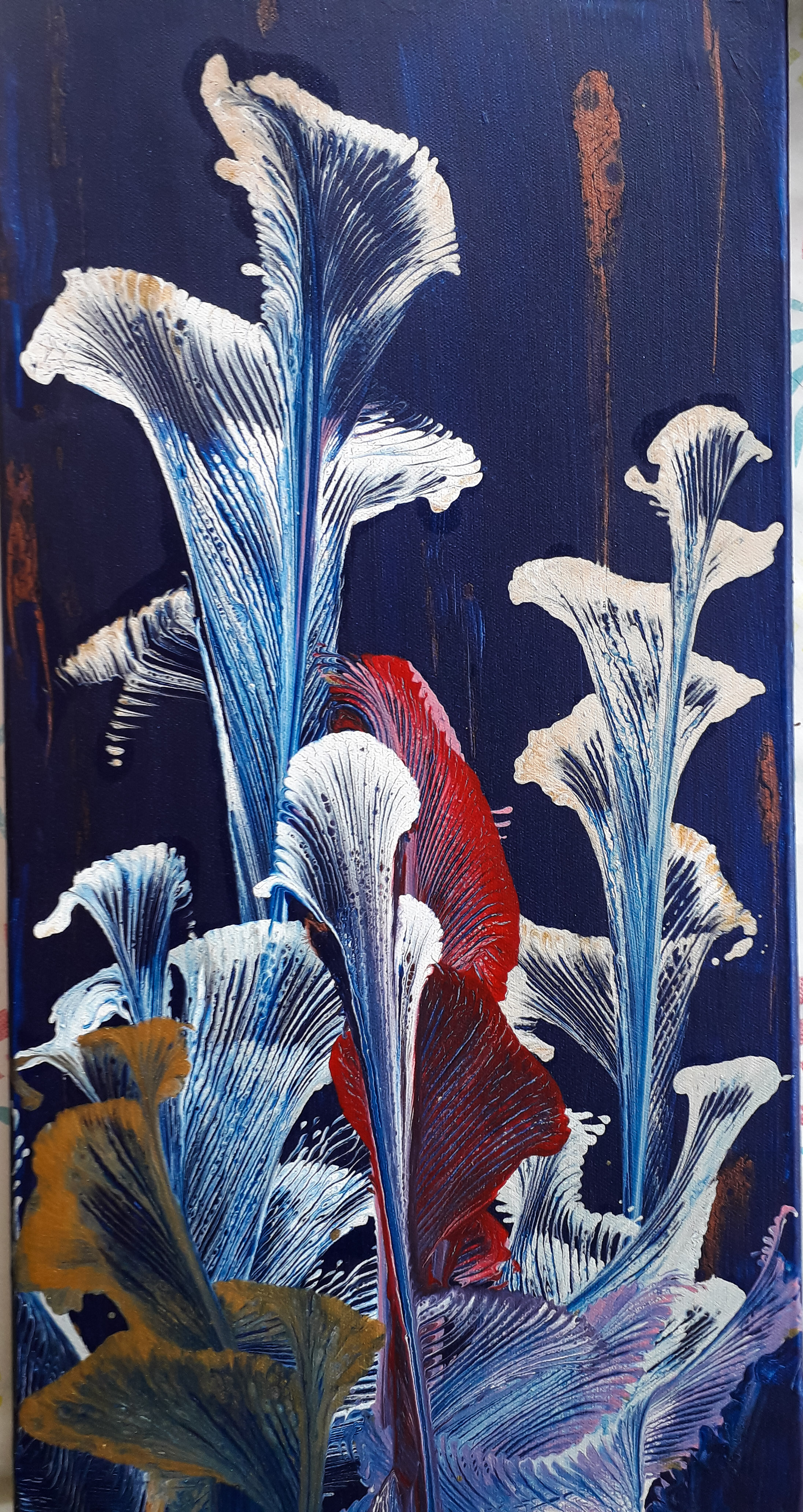 peinture pouring bouquet de fleurs sur fond bleu - pinceaux-cerise