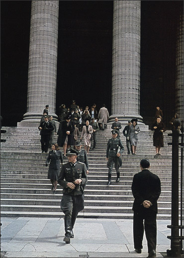 Sortie de la messe, église de la Madeleine.