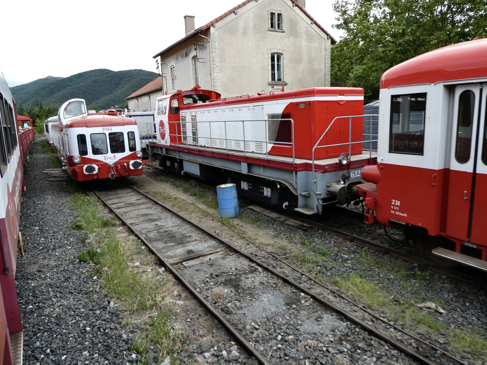 Peut être une image de train, téléphérique, chemin de fer et texte