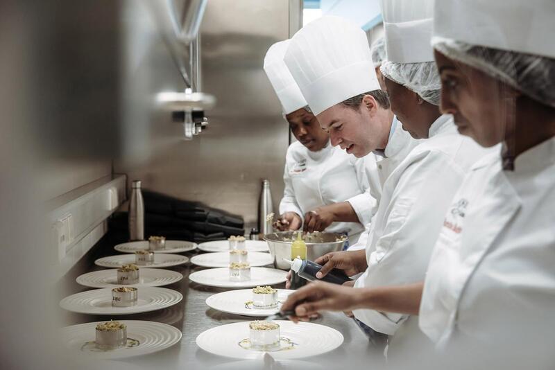 Cours de cuisine avec des réfugiés à l'EHTL