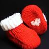 Chaussons bébé rouge et blanc avec des cœurs blancs 18€