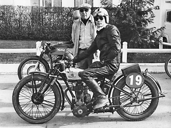 Magny-Cours, première course de motos anciennes