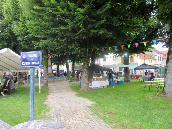 Coulmier le Sec a organisé un agréable marché artisanal sur la place du village...