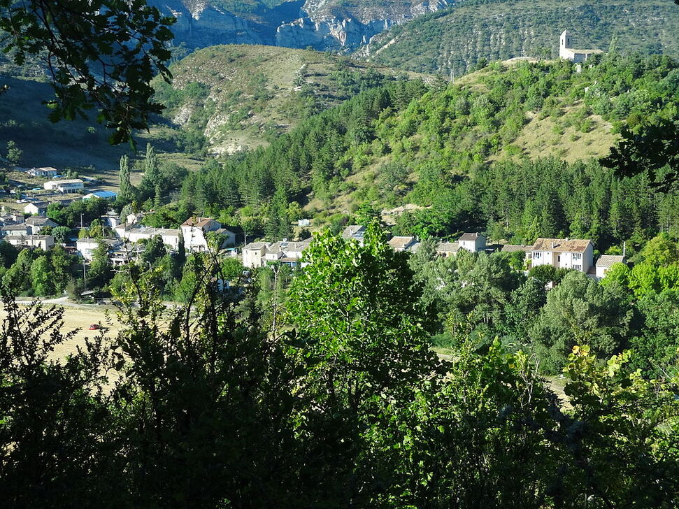 Le village, vu du château des Graves (Châteauneuf-Miravail).