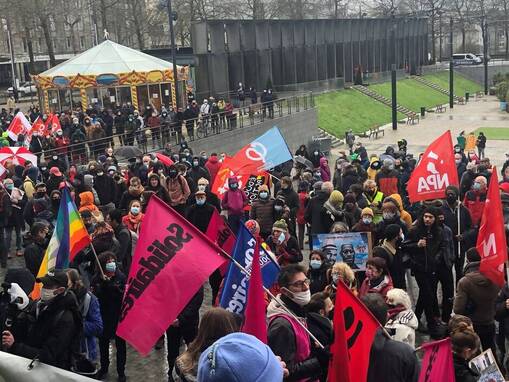 Vers 15h, près de 500 personnes se sont réunies place de la Liberté à Brest pour une nouvelle manifestation contre le projet de loi Sécurité globale. Au final, elles seront plus de 1000.