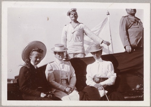 Grand Duchess Olga with Alexandra Feodorovna and Lili Dehn: 1908. 