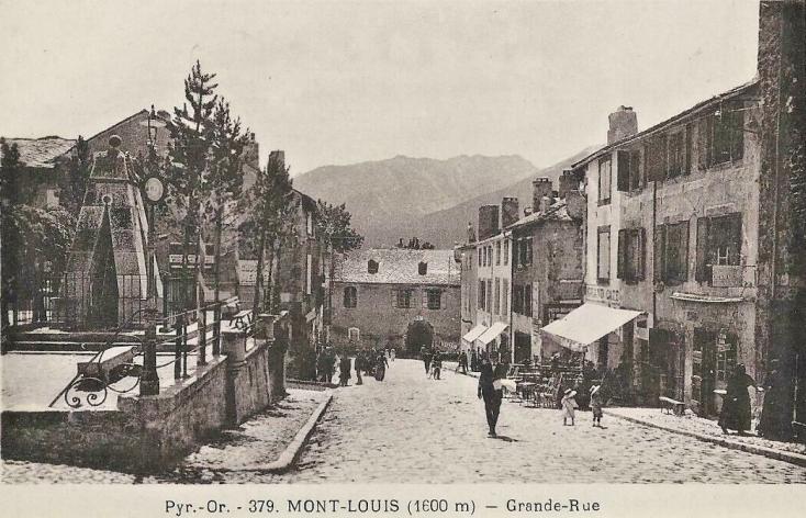 Peut être une image de 2 personnes, rue et texte