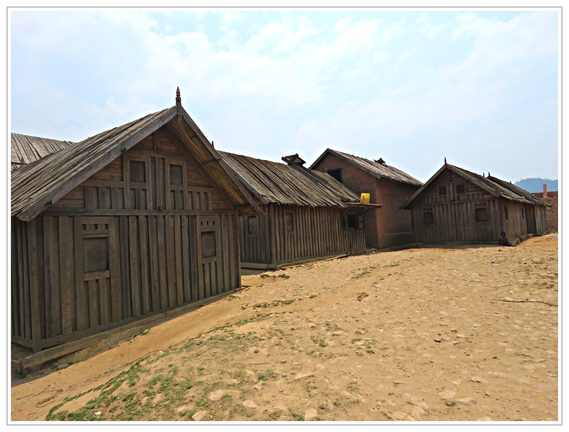 VISITE  D'UN  VILLAGE  EN  BOIS 