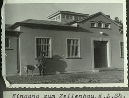 Entrée du Zellenbau en 1937. Photo d'un garde SS