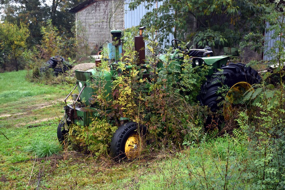 J32 - Tracteur abandonné sur la route de Lamontjoie