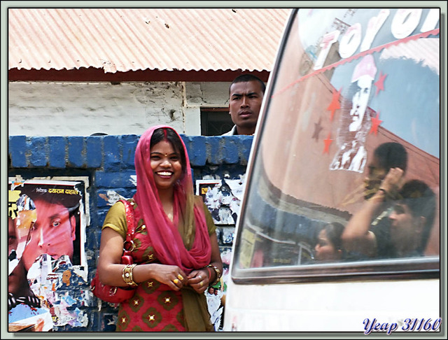 Blog de images-du-pays-des-ours : Images du Pays des Ours (et d'ailleurs ...), Un beau sourire se dévoile au milieu de la circulation de Katmandou - Népal