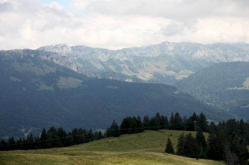 Dernière montagne du massif des Bauges, le Semnoz encadre la face Ouest du lac d’Annecy. Haute de 1699 mètres et longues de 15 kilomètres, cette montagne de moyenne altitude s’étire tout en longueur d’Allèves jusqu’au pied d’Annecy qui a utilisé ses abords pour construire la Basilique de la Visitation ou le Château.  Avec deux sommets principaux, le crêt de l’Aigle (1646m) et le crêt de Chatillon (1699m), le Semnoz offre une vue panoramique sur le lac d’Annecy, les montagnes du massif des Bornes (notamment la Tournette) et des Bauges et même le Mont-Blanc lorsque le temps est dégagé.  Protégée et faisant partie du Parc Naturel des Bauges, le Semnoz est la montagne la plus proche pour les annéciens et c’est un lieu privilégié pour les balades familiales, la découverte de la montagne et les sports d’hiver familiaux au travers de sa station de ski.  Boisée sur la majorité de sa surface, un alpage de moyenne altitude recouvre tout le sommet de la montagne ce qui permet de nombreuses activités sportives été comme hiver : VTT (avec une piste réservée descendant jusqu’à Annecy), raquettes, randonnées, ski nordique et ski de piste, luge et luge d’été, parapente, snowkite.