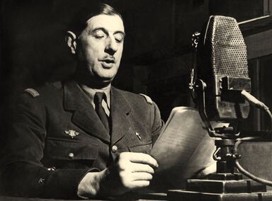 Charles de Gaulle au micro de la BBC à Londres. Cette photographie est postérieure au 18 juin 1940 car le Général porte sur sa vareuse l'insigne à croix de Lorraine[1], adoptée comme emblème de la France libre en juillet de la même année[2]. Il n'existe aucun cliché de l'appel du 18 Juin mais cette image est parfois utilisée comme illustration du célèbre discours radiodiffusé[1].