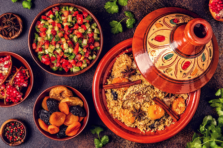 Photo pour Traditional moroccan tajine of chicken with dried fruits and spices, top view. - image libre de droit