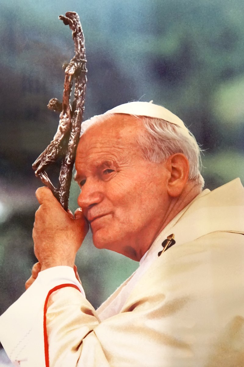 photo du pape Jean-Paul II avec le crucifix de sa crosse pontificale.