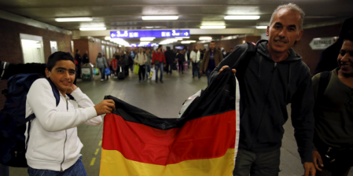 Deux migrants arrivant à Berlin le 11 septembre 2015.