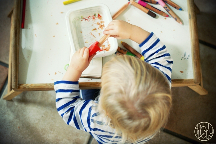 Activité Montessori : Tailler des crayons