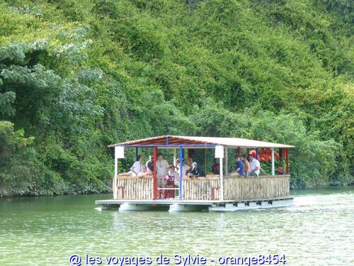 ANTILLES - La Romana (République dominicaine) bateau sur le fleuve chavon